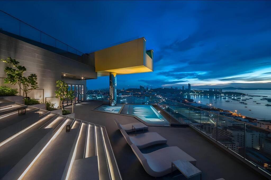 In Downtown And Rooftop Pool In Appartement